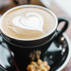 别只盯着爱游戏像不像，真正要看的是证书和备案信息